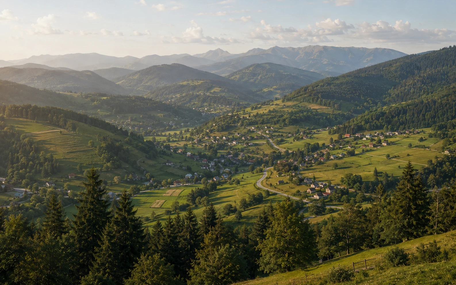 Panorama der Karpatenregion mit Tälern und lokaler Infrastruktur